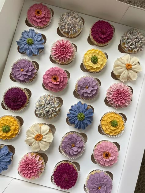 Aesthetic Flower Cupcakes, Mini Flower Cupcakes, Mini Floral Cupcakes, 18th Birthday Cupcakes Ideas, Wild Flower Cupcakes, 18th Birthday Brunch, Baby In Bloom Cupcakes, Spring Wedding Cupcakes, Mini Cupcakes Decorating