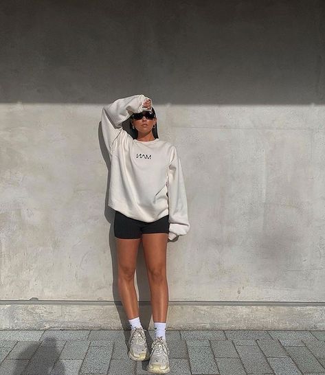 chloë (@chloeeejames) • Instagram photos and videos Crewneck Outfit Women, White Crewneck Outfit, Shorts And Sweatshirt Outfit, Crewneck Sweatshirt Outfit, Crewneck Outfit, Winter Jacket Outfits, Short Hoodie, Biker Shorts Outfit, Insta Outfits