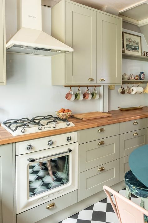 The Victoria collection is inspired by the traditional curves, colours and branding of our signature retro aesthetic. From ovens and hobs, through to cookers and fridges, the range offers choice and real personality, plus it works just as well in contemporary kitchens like this.

Insta credit: @layered.home 

#Smeg #SmegUK #VictoriaOven #SmegBuiltIn #KitchenInspo #KitchenRedesign #DreamKitchen #KitchenRevamp #SmegOven  #CreamOven #NeutralKitchen #AtHomeWithSmeg Kitchen With Smeg Appliances, Retro Oven Kitchen, Cream Oven Kitchen, Smeg Oven Kitchen, Smeg Fridge Kitchen, Oven Kitchen Design, Smeg Kitchen Ideas, Smeg Stove, Smeg Cooker