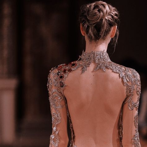 Backless Fantasy Outfit, Spring Court Acotar Dress, Dark Royalty Aesthetic, Fashion Fails, Royalty Aesthetic, Fantasy Dresses, Fantasy Gowns, Fantasy Dress, Fairy Dress