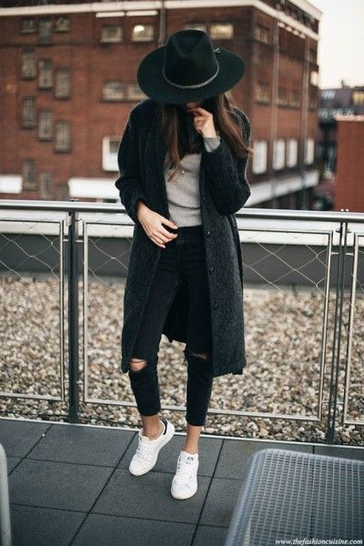 Winter Outfit With Fedora Hat, Why Not? Try These Looks!  http://www.ferbena.com/winter-outfit-with-fedora-hat-why-not-try-these-looks.html Adidas Winter Outfit, Svarta Outfits, Mode Shoes, Jeans Outfit Winter, Black Mom Jeans, Bohemian Mode, Winter Jeans, Random Ideas, Outfit Jeans