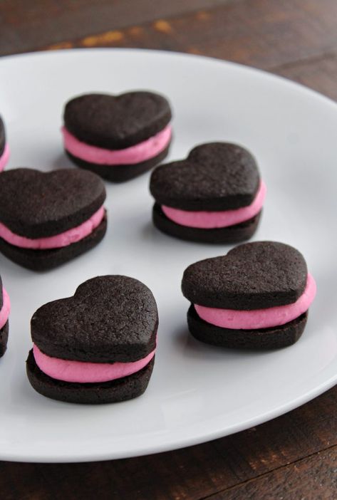 Valentine Sandwich Cookies - Love to be in the Kitchen Heart Sandwich Cookies, Valentines Cookies Chocolate, Slice And Bake Valentine Cookies, Valentine Sandwich Cookies, Chocolate Valentine Cookies, Small Cookies Ideas, Valentines Biscuits Ideas, Valentine Chocolate Chip Cookies, Valentine Snacks For Adults