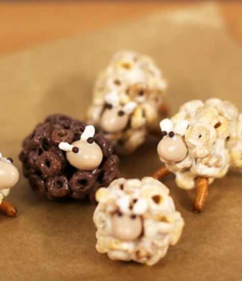 Turn classic Cheerios into a fun treat the kids cannot resist with this recipe for how to make cheerios sheep snacks! - Everyday Dishes & DIY Sunday School Snacks, Sheep Crafts, Diy Dish, Krispy Treats, Cute Lamb, Marshmallow Treats, Vbs 2024, Preschool Snacks, Everyday Dishes