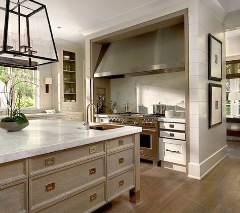 Beautiful Kitchen with stainless hood Contemporary White Kitchen, Classic Kitchen, White Kitchen Design, Oak Kitchen, White Cabinetry, Kitchen Island Design, Luxe Interiors, Küchen Design, Beautiful Kitchens