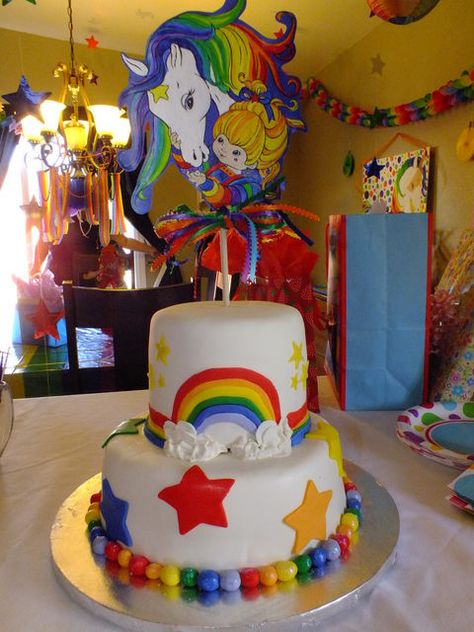 Rainbow Brite Cake! I wish I had this cake when I was a kid!!! Rainbow Bright Party, Rainbow Brite Party, Rainbow Brite Birthday, Colors Birthday Party, Bright Cakes, Rainbow Parties, Rainbow Birthday Party, Rainbow Bright, Rainbow Brite