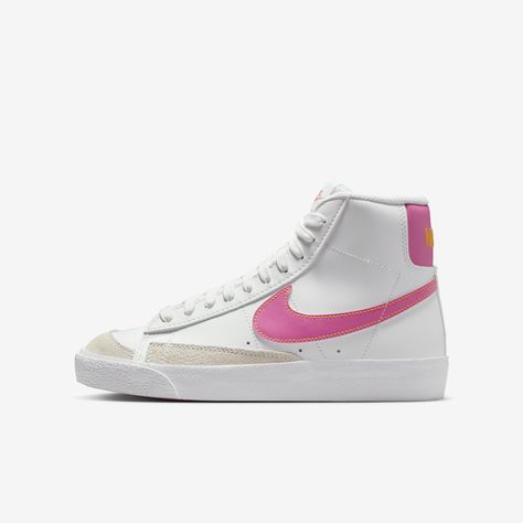 The Nike Blazer Mid '77 channels the old-school look of Nike basketball with a vintage midsole finish. Throwback style with modern materials means you can run, skip and jump in comfort. Girls Tennis Shoes, Pretty Sneakers, Pink Nike Shoes, Shoes For School, Back To School Shoes, Preppy Shoes, Pretty Shoes Sneakers, Nike Blazer Mid 77, All Nike Shoes