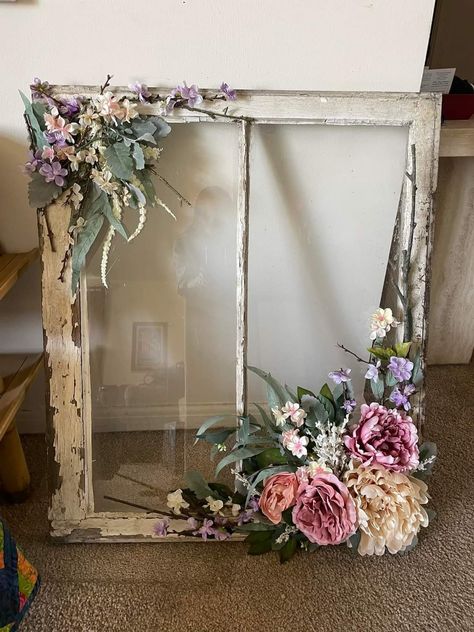 Window Frame Crafts, Old Window Decor, Window Frame Decor, Old Window Projects, Picture Frame Wreath, Window Crafts, Picture Frame Crafts, Garden Decor Diy, Picture Frame Decor