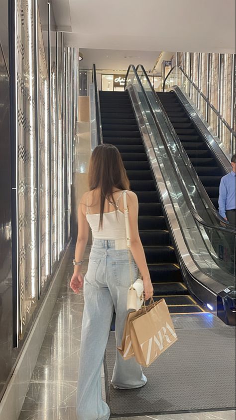 #poses #candid #paparazzi #fashion #mall #walkingposes #instagramposes #zarabags #richlifestyle Mall Photoshoot, Mall Pics, Shopping Photoshoot, Walking Poses, Paparazzi Fashion, Poses Women, Pics Inspo, Zara Bags, Rich Lifestyle