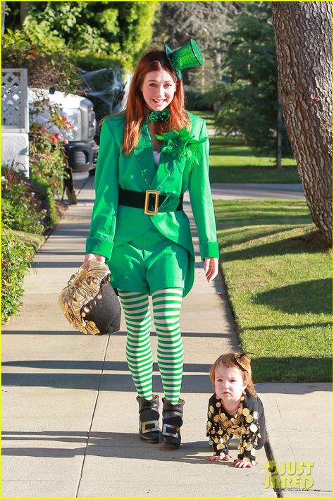 Mom and baby costume idea! Leprechaun costume with pot of gold! Mom And Baby Costumes, Alexis Denisof, Leprechaun Costume, Celebrity Baby, Irish Leprechaun, Gold Costume, Hallowen Costume