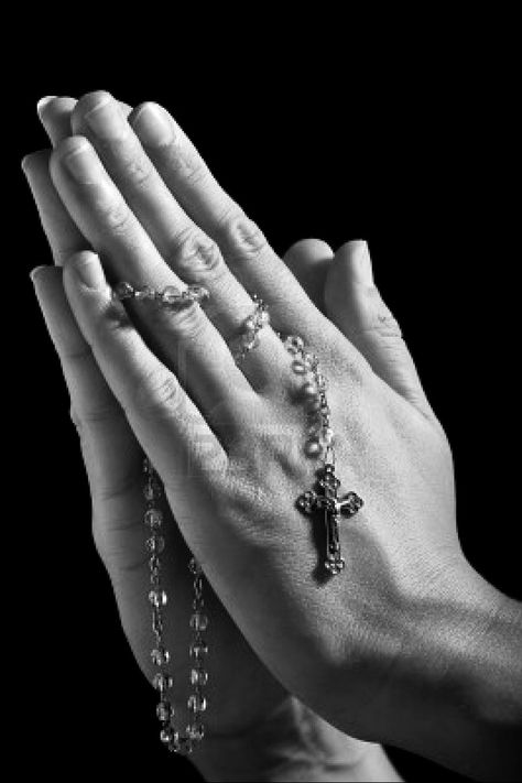 Religious Pose Reference, Hands Praying Drawing, Rosary In Hand, Rosary Photography, Praying Pose Reference, Praying Hands Rosary, Hands With Rosary, Praying Hands With Rosary, Botanical Fashion