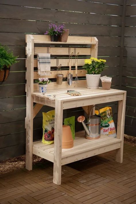 For passionate gardeners and plant enthusiasts, having a dedicated space for potting, planting, and organizing gardening tools is invaluable. A potting bench serves as a functional and practical workstation, making gardening tasks easier and more enjoyable. While there are many pre-made options available in stores, creating your own DIY potting bench can be a rewarding project that allows you to customize it according to your specific needs. Planting Station, Potting Benches Diy, Pallet Potting Bench, Pallet Garden Benches, Diy Potting Bench, Potting Bench Plans, Allotment Ideas, Diy Bank, Privacy Ideas