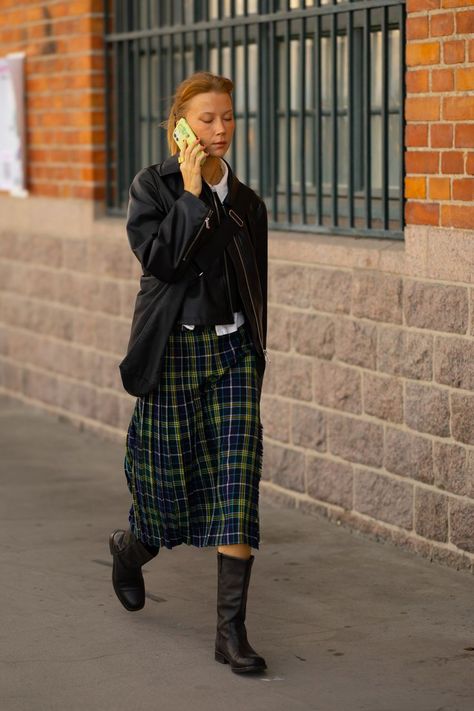 Scottish Skirt Outfit, Tartan Skirt Outfit, Scottish Skirt, Kilt Outfits, Quoi Porter, Winter Skirt Outfit, Tartan Skirt, Maxi Skirt Outfits, Rock Outfit