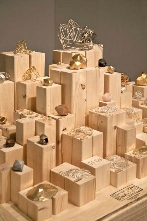 10 Creative Ways to Display Jewelry for Sale in 2019 - SOQ Display Visual Merchandising, Vitrine Design, Jewerly Displays, Decoration Evenementielle, Jewelry Display Case, Craft Fair Displays, Market Displays, Craft Display, Retail Merchandising