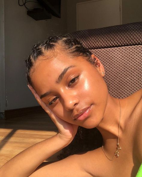 Clear Skin Tan Aesthetic, Skincare Brown Skin, Clear Skin Light Brown, Tan Glowy Skin, Black Clear Skin Aesthetic, Glowing Skin Black Women, Brown Clear Skin Aesthetic, Black Woman With Freckles, Glowy Tan Skin