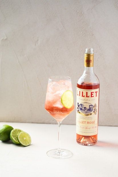 Lillet Rose Spritz, Lillet Rose Cocktail Drinks, Spring Spritzer Cocktail, Lillet Rouge Cocktail, Lillet Rose Cocktail, Lillet Cocktail Drinks, Rose Wine Cocktail, Spritz Cocktail Recipes, Nice Drinks