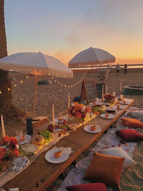 Insta:@thefourblog @mariam.yassinn Beach Dinner Party Decor, Beach Party Picnic, Beach Picnic Party Ideas, Coastal Cowgirl Dinner Party, Beach Birthday Dinner, Sunset Themed Party, Birthday Beach Picnic, Summer Sunset Party, Beach Sweet 16