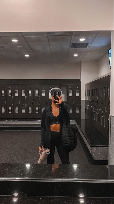 Mixed girl wearing an all black workout set: set active sports bra top, Al yoga gym shorts, new balance 530’s, bose over the ear headphones, oversized black bag from miss lola. Black Gym Outfit, Gym Headphones, Headphone Outfit, Fitness Vision Board, Outfit Gym, Corps Parfait, Vision Board Pictures, Gym Fits, Workout Fits