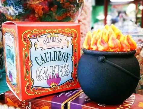 People Are Freaking Out Over These Cauldron Cakes At The Wizarding World Of Harry Potter Harry Potter Cauldron, Cauldron Cakes, Honey Dukes, Harry Potter Candy, Cauldron Cake, Harry Potter Halloween Party, Every Flavor Beans, Cumpleaños Harry Potter, Inside Cake