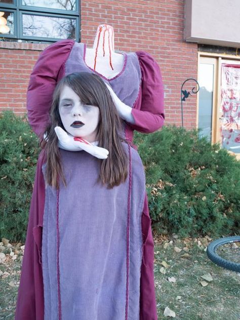 Headless Woman Holding Head Costume #halloween #creepy Diy Headless Costume Kids, Interesting Halloween Costumes, Scary Kids Halloween Costumes, Headless Woman, Purim Ideas, 80s Costumes, Belle Halloween, Haunted Trail, Kid Costumes