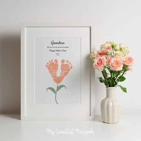 Printable Grandma Gift Flower Footprint, Baby Art Crafts, Footprint Keepsake, Baby Art Projects, Toddler Arts And Crafts, Ge Bort, Heart Card, Footprint Art, Baby Footprints