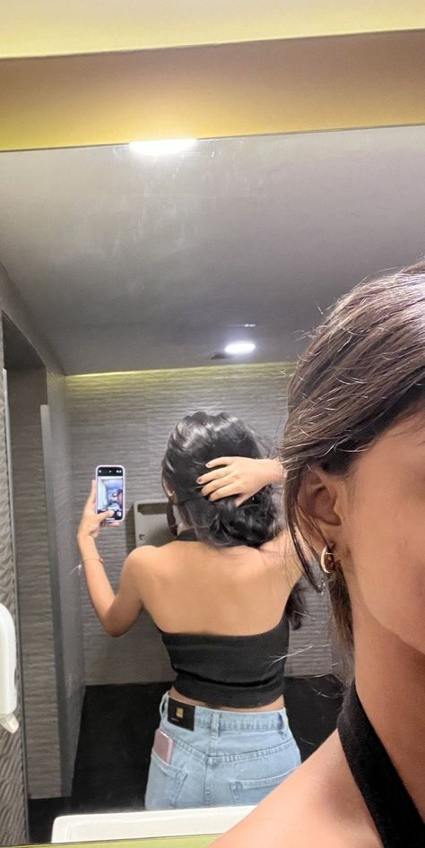 Mirror Selfie Poses Face, Pinterest Mirror, Selfie Ideas Poses Faces Snapchat, Tomboy Girls, Nightclub Aesthetic, Girls Mirror, Self Portrait Poses, Indian Photoshoot, Whatsapp Wallpaper