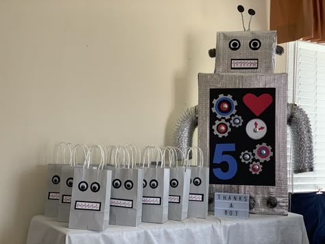 Robot Party Decorations, Robot Birthday Party Ideas, Robot Party Ideas, Robot Themed Birthday Party, Robots Party Theme, Robot Birthday Party Decorations, Robot Party Favors, Bunny Birthday Theme, Robot Decorations