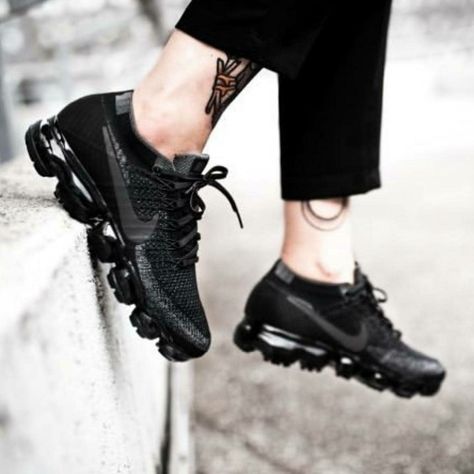 Nike Vapormax Shoes, Winter Sneakers Outfit, Nike Shox Shoes, Louboutin Sneakers, Nike Vapor Max, Vapour Max Nike, Sneakers Street, Vapor Max, Nike Air Vapormax Flyknit