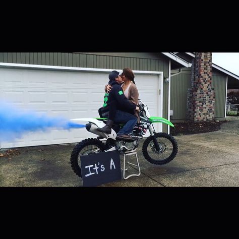 Dirt bike gender reveal using blue chalk. Dirt Bike Gender Reveal, Motocross Baby, Gender Announcements, Gender Reveal Ideas, Baby Reveal Party, Gender Party, Baby Gender Reveal, Random Image, Reveal Ideas