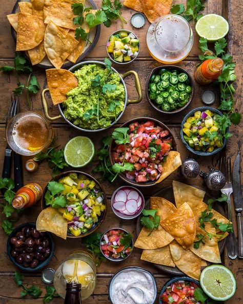 Presentation: Nachos board. Mexican Buffet, Mexican Dinner, Chips And Salsa, Food Platters, Mexican Food, Food Pictures, Guacamole, Food Inspiration, Mexican Food Recipes