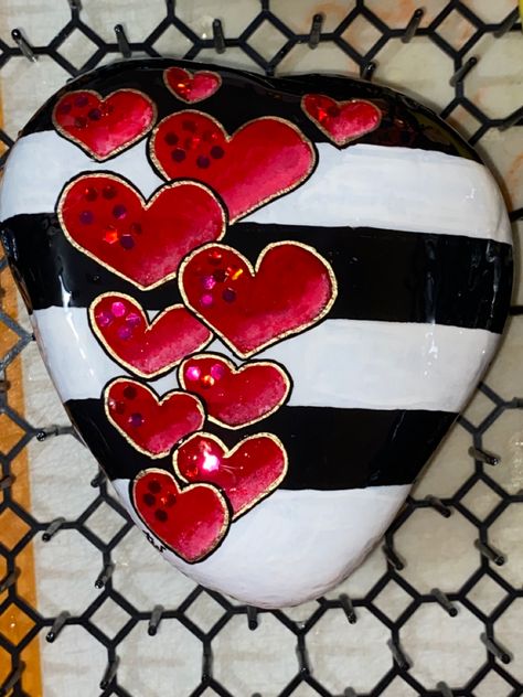 Valentine's Painted Rocks, Valentines Rocks Painted Stones, Rock Painting Valentine Ideas, Painted Rocks Hearts, Painted Rocks With Hearts, Valentines Rocks Painted, Rock Painting Hearts, Valentine Painted Rocks Ideas, Valentine Rock Painting Ideas