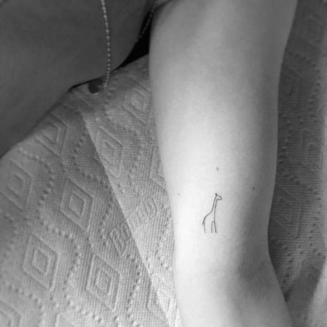 Minimalist giraffe tattoo on the left inner arm. Grandma loved giraffes Minimalist Giraffe Tattoo, Baby Giraffe Tattoo, Small Giraffe Tattoo, Zwilling Tattoo, Giraffe Tattoo, Tatoo Dog, Africa Tattoos, Inner Arm Tattoos, Inspiration Tattoos