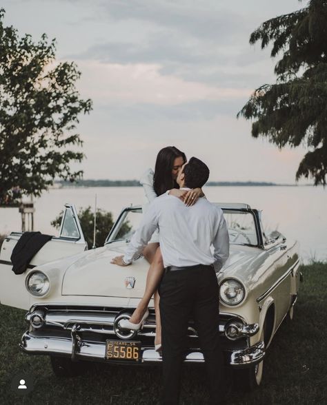 Car Engagement Photoshoot, Couple Car Poses, Classic Car Wedding, Car Engagement Photos, Classic Car Photoshoot, Classy Engagement Photos, Vintage Engagement Photos, Just Married Car, Vintage Car Wedding