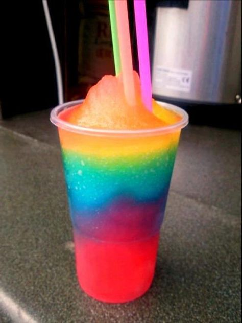 Looking for a fun theme for a party try a rainbow party theme. These diy rainbow party ideas are easy to create and make. Rainbow parties are perfect for St. Patrick’s day, birthdays, church theme or to celebrate summer! For more party ideas try my chocolate chip cheesecake dip, it is a party pleaser every … Rainbow Slushie, Rainbow Drinks, Slush Puppy, Slushie Recipe, Pastel Cupcakes, Colorful Drinks, Kid Drinks, Rainbow Food, Milk Shakes