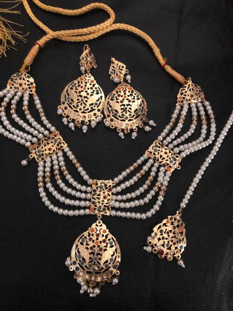 Pakistan Jewelry, Gold Pendant Necklace Jewellery, Hyderabadi Jewelry, Wedding Jewellery Designs, Jewelry Pakistani, Perhiasan India, Bridal Jewelry Vintage, Jewelry Set Design, Bridal Accessories Jewelry