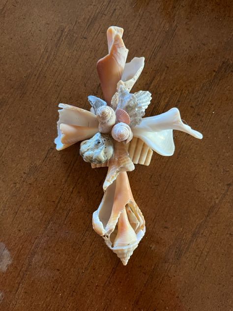 Shell Crosses Diy, Diy Craft Gifts, Seashell Cross, Seashell Artwork, Seashell Art Diy, Shell Cross, Shell Sculpture, Coastal Ornament, Oyster Shell Crafts