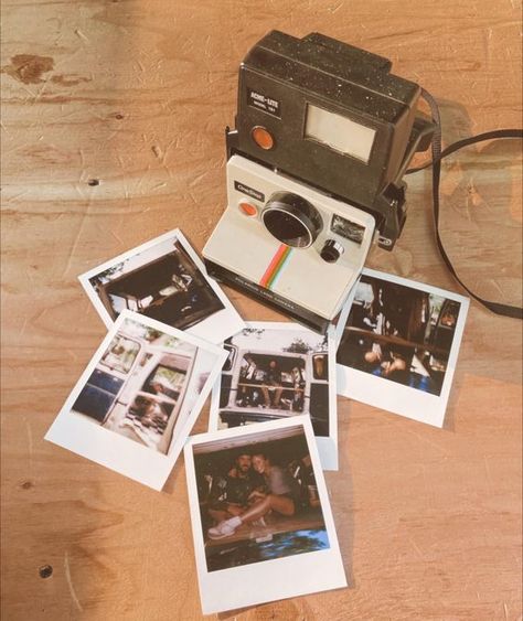 Retro Polaroid Aesthetic, Vintage Polaroid Camera Aesthetic, Polaroid Film Aesthetic, Polaroid Aesthetic Vintage, Jonathan Byers Aesthetic, Polaroid Camera Aesthetic, Polaroid Board, Stranger Things Book, Vaporwave Tumblr