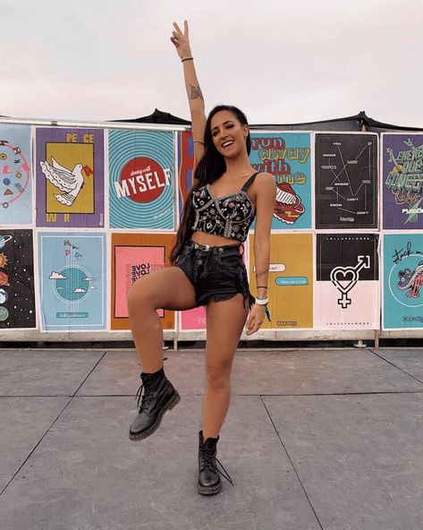 Hoje É Dia de Rock, Bebê! Dicas e Inspirações Para Arrasar no Rock in Rio – Beijos, Blues & Poesia ❤ Rock Festival Outfit, Coachella Inspired Outfits, Lollapalooza Outfit, Festival Outfit Inspiration, Rocker Look, Look Con Short, Festival Inspo, Look Festival, Music Festival Outfits