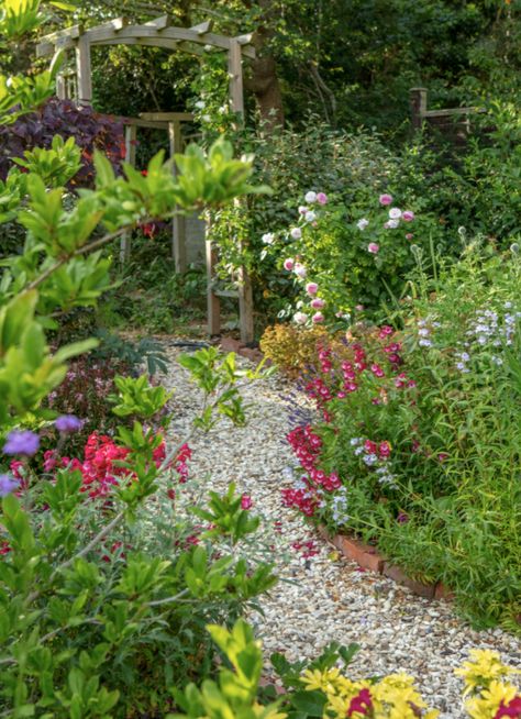 lawn edging ideas Garden Design Cottage, Cottage Garden Inspiration, Cottage Garden Ideas, Cottage Garden Borders, Flower Bed Ideas, Budget Garden, Cottage Garden Design, Cottage Garden Plants, Yoga Space