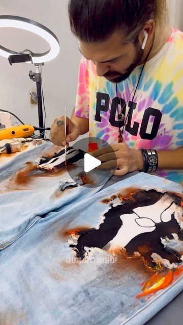 𝑶𝑩𝑺𝑬𝑺𝑺𝑰𝑽𝑬 𝑪𝑹𝑬𝑨𝑻𝑰𝑽𝑬 𝑫𝑬𝑺𝑰𝑮𝑵𝑬𝑹 on Instagram: "The asmr you needed right in the middle of the week 🧘🏻‍♂️
.
Tags : hand painted clothing , custom clothing , custom denims , jeans , art , fashion 
#custommade #customjeans #customdenim #asmr #asmrvideo #asmrtherapy #painteveryday #upcycledclothing #upcyclefashion #upcycleart #customclothing" Custom Jeans Diy Paint, Denim Art Painting, Denim Painting Jeans, Jean Designs Diy, Hand Painted Jeans, Custom Jeans Diy, Jean Ideas, Jeans Art, Custom Jean