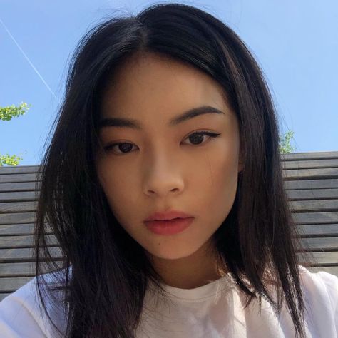 tingting⚡️ on Instagram: “nyc has been good to me so far 🥰” Asian Makeup Natural, Model Makeup Natural, Makeup Ulzzang, Ulzzang Hair, Asian Makeup Tutorials, Sweet Makeup, Korean Makeup Look, Natural Glowy Makeup, Asian Short Hair