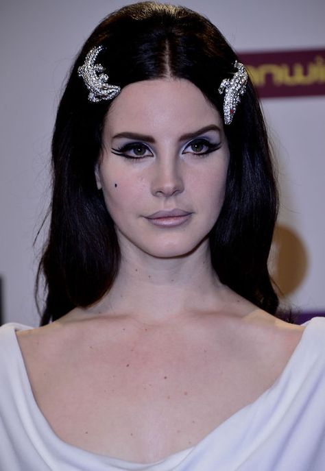 60s Makeup, Lana Del Rey Love, Elizabeth Grant, Vintage Makeup, Lana Del Ray, Dark Hair, Maquillaje De Ojos, Lana Del Rey, Makeup Inspiration