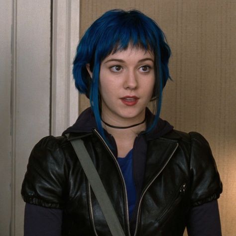 Mary Elizabeth Winstead - Ramona Flowers Ramona Flowers Movie, Ramona Flowers Blue Hair, Ramona Flowers Haircut, Ramona Flowers Hair, Blue Hair Pfp, Ramona Scott Pilgrim, Pilgrim Costume, Short Blue Hair, Scott Pilgrim Vs The World