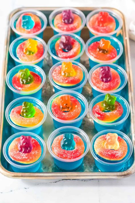 Having a pool party and need a fun summer treat? These easy Pool Party Jello Shots are perfect. You can make these alcoholic for the adults or a non-alcoholic version for the kids! They are a cool, refreshing treat on a hot summer day. Pool Party Jello Shots, Party Jello Shots, Summer Jello Shots, Blue Pool Party, Hello Shots, Shots Vodka, Pool Party Snacks, Best Jello Shots, Pool Party Food