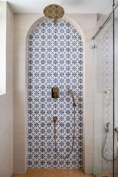 10 Spanish Mediterranean Bathroom Ideas: Infusing Elegance and Charm - — Farmhouse Kitchen and Bath Mediterranean Bathroom Ideas, Spanish Bathroom, Ideas De Piscina, Apartment Simple, Mediterranean Bathroom, Moroccan Bathroom, Mediterranean Interior Design, Mediterranean Interior, Glam Living Room