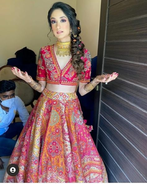 Mehndi Function Outfit Ideas, Sangeet Blouse Ideas, Mehandi Lehanga Designs, Mehendi Outfits For Bridesmaid, Mehandi Outfits Brides, Mehndi Outfit Bridal, Sangeet Outfit Bridal, Multicolored Lehenga, Mehendi Dress