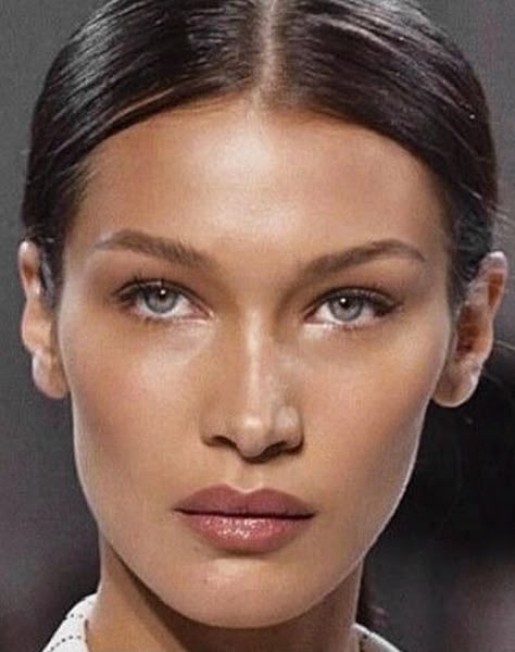 Bella Hadid Makeup, Flot Makeup, 90s Makeup, Minimal Makeup, Irina Shayk, Natalie Portman, Adriana Lima, Jessica Alba, Clean Girl