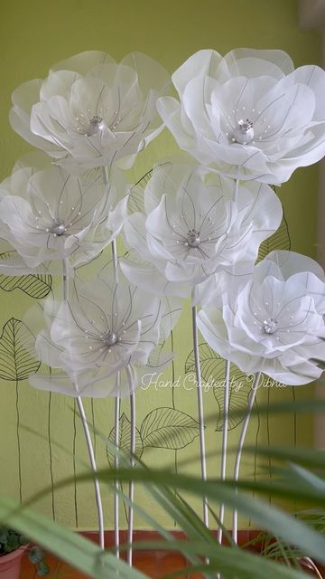 Floral Art Arrangements, Paper Flower Wall Decor, Bridal Decorations, Winter Wedding Decorations, Handmade Flowers Fabric, Paper Flower Crafts, Flower Video, Organza Flowers, How To Make Paper Flowers