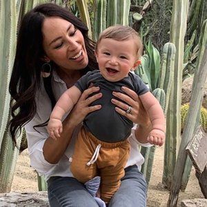 Every Adorable Photo of Chip and Joanna's Baby, Crew Gaines Crew Gaines, Joanna Gaines Style Clothes, Joanna Gaines Baby, Joanna Gaines Instagram, Joanna Gaines Living Room, Open A Coffee Shop, Chip Gaines, Joanna Gaines Style, 16th Wedding Anniversary