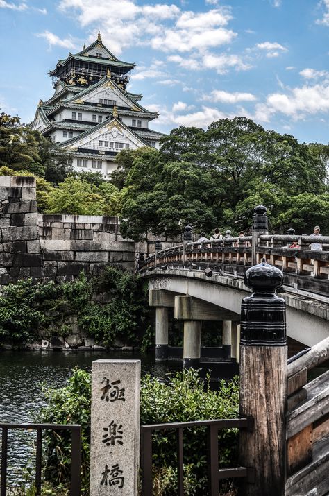 Osaka Castle in Japan Japanese Castle, Osaka Castle, Fotografi Kota, Japan Travel Tips, Japan Photography, Go To Japan, Kamakura, Japanese Architecture, Visit Japan