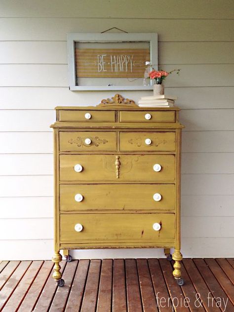 Yellow Painted Furniture, Yellow Dresser, Muebles Shabby Chic, Yellow Furniture, Furniture Rehab, Chalk Paint Furniture, Furniture Makeovers, Bedroom Vintage, Farmhouse Furniture